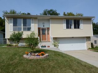 212 Mulford Dr, Elgin, IL 60120