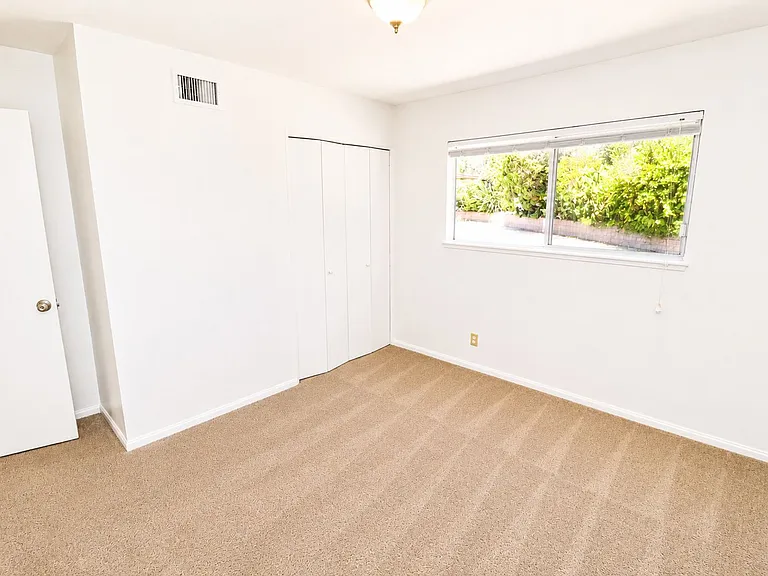 1087 N Greengrove St — Photo 11