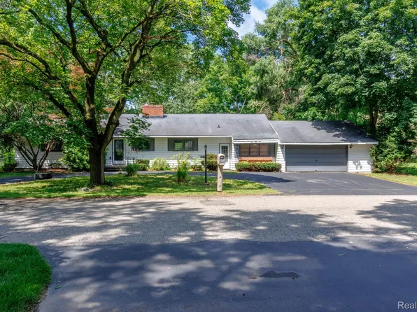 151 Woodland Dr, South Lyon, MI 48178