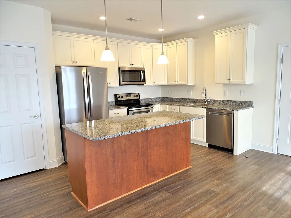 2 bed, 1070 sqft, $1,650 — Photo 4