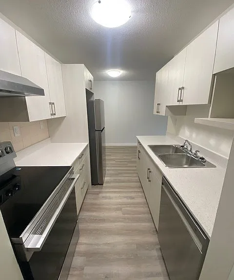 667 Head St #402 — Photo 11