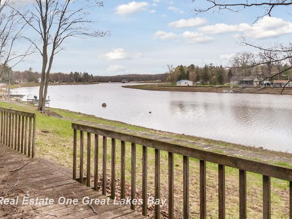 620 Bushong Beach Dr, Gladwin, MI 48624