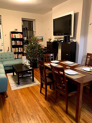 Rented by Metroline Realty | media 14