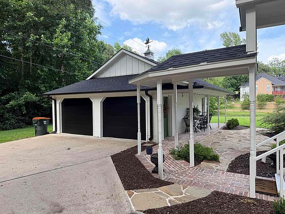 3rd image of 3204 Lake Forest Dr