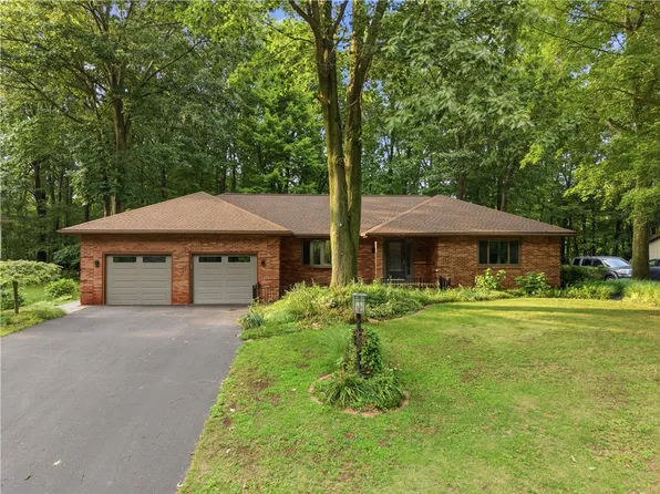 10 Woodbriar Ln, Rochester, NY 14624