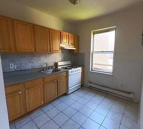 4th image of 325 52nd St W