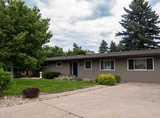 1127 Valley View Dr, Minot, ND 58703