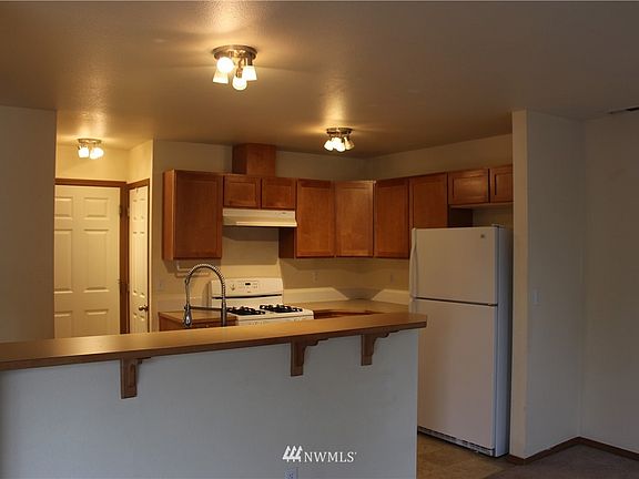 5th image of 10428 48th Dr NE