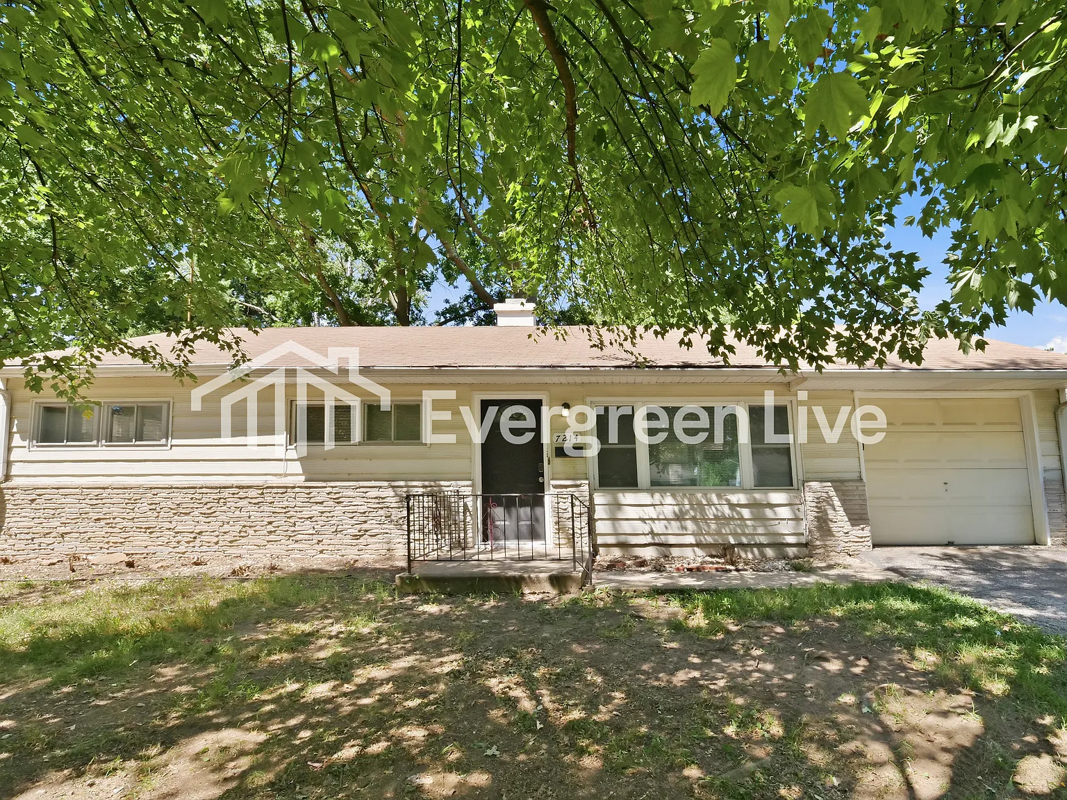 3 bed, 1.0 bath, 936 sqft, $1,295 — Photo 1