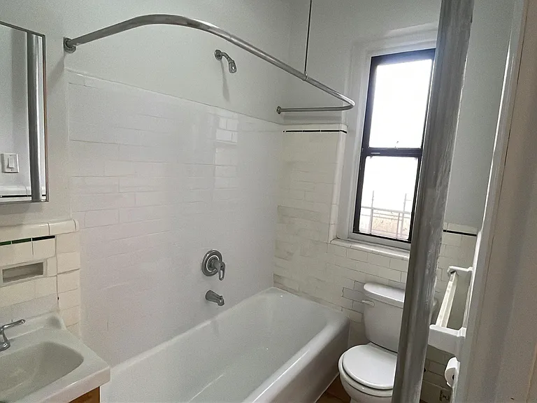 2825 Grand Concourse — Photo 4