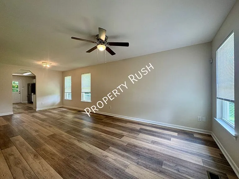 709 N Holly St — Photo 4