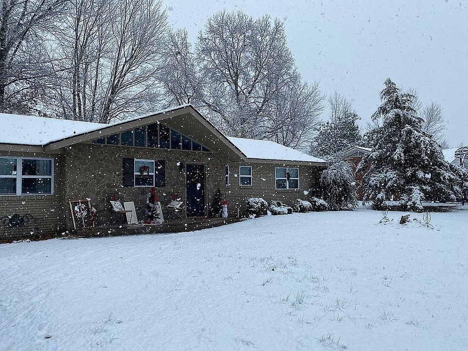 2nd image of 901 S Oak Hill St