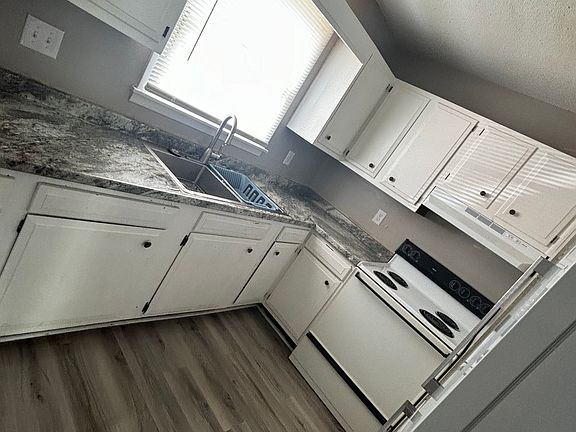 3rd image of 154 S Main Cross St #4