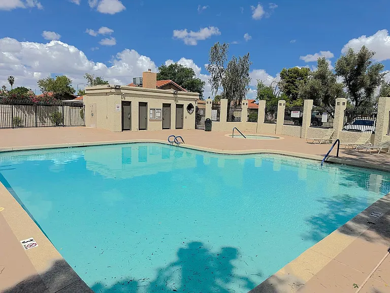 2208 E Farmdale Ave — Photo 32
