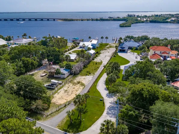 9680 Riverview Dr, Micco, FL 32976