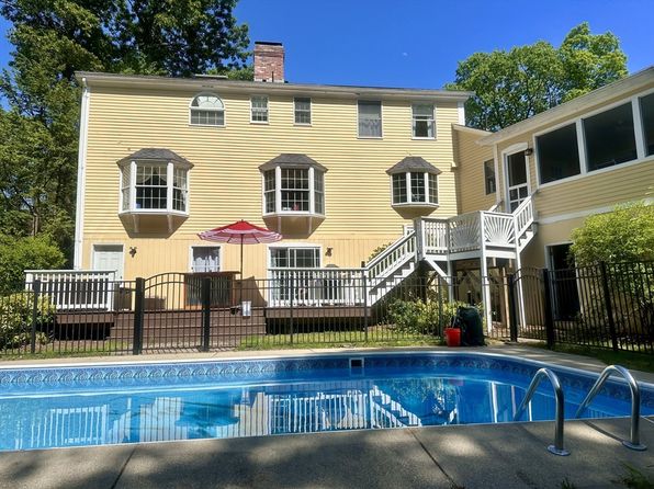 28 Woodside Cir, Sturbridge, MA 01566