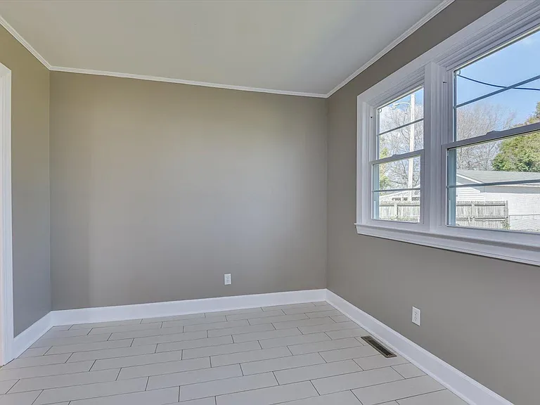 302 Burgess Dr — Photo 15