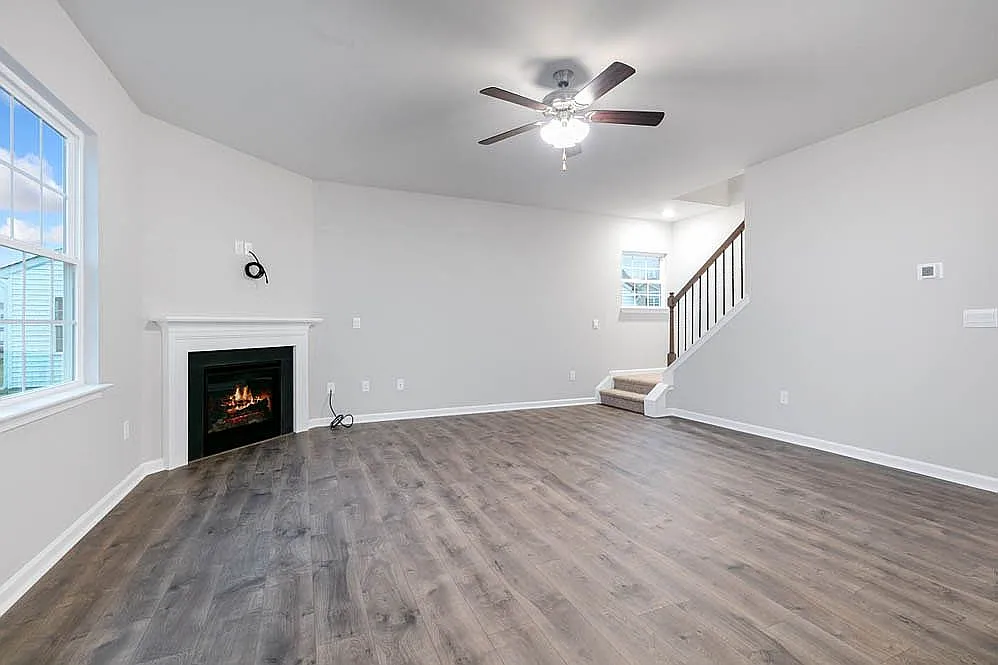 4 bed, 2882 sqft, $2,295 — Photo 2
