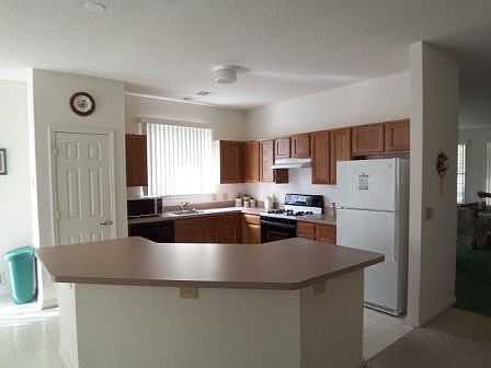 Kitchen w/breakfast bar