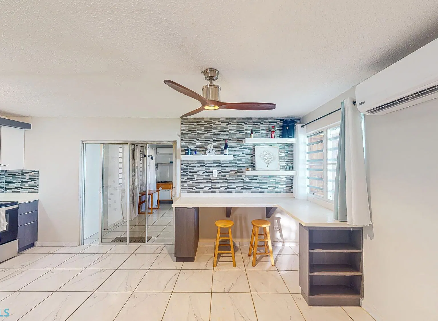 3 bed, 2.0 bath, 1720 sqft, $2,700 — Photo 2