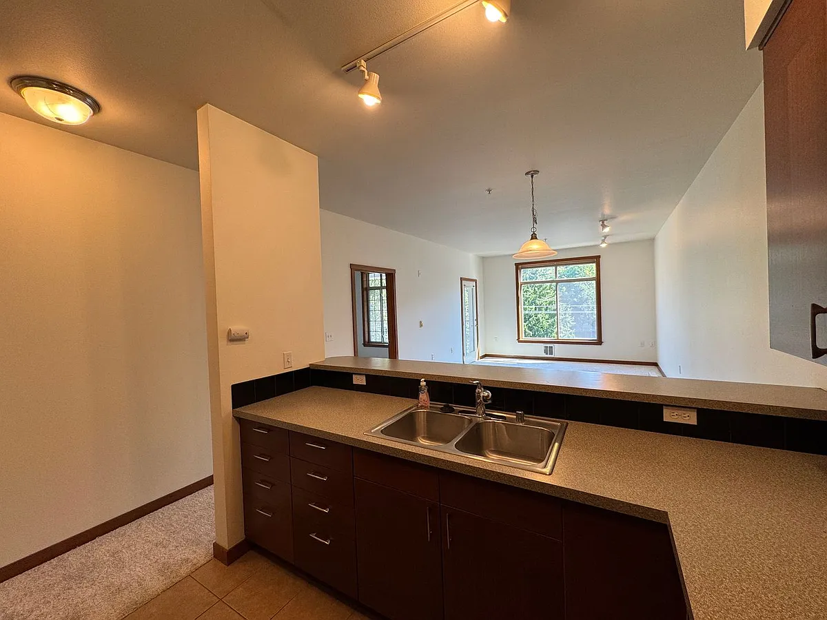 Building Photo - 910 Gladstone St #307