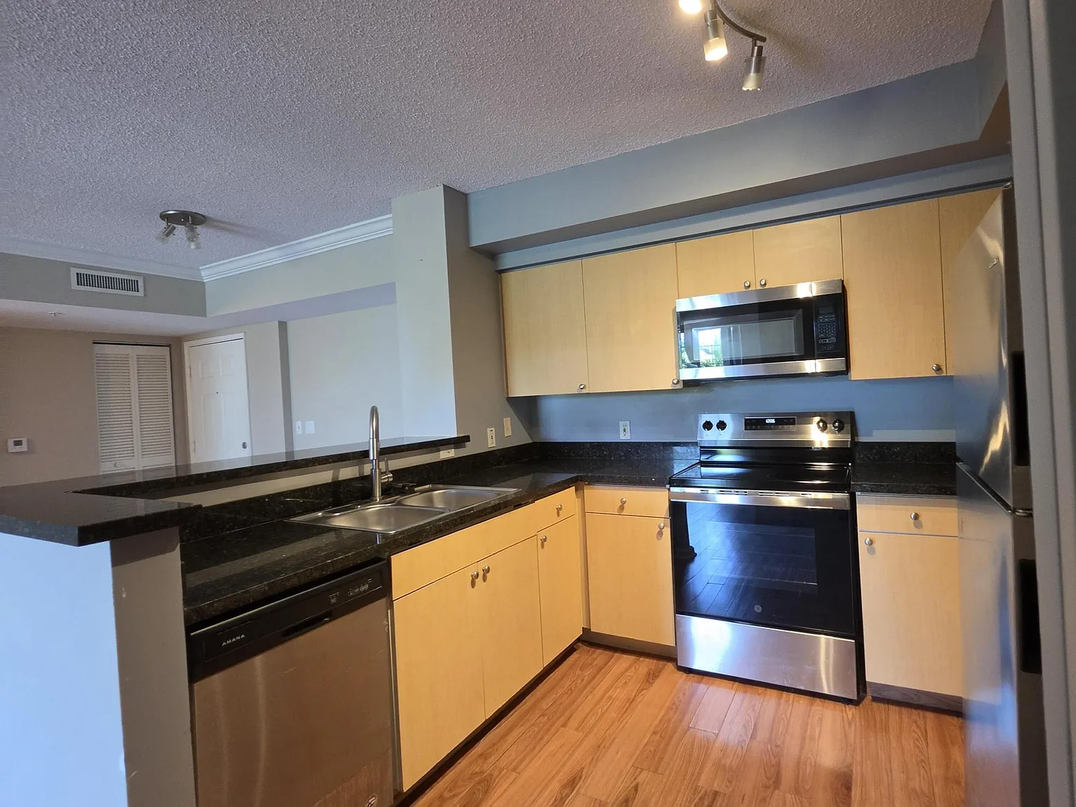 2 bed, 2.0 bath, 1120 sqft, $2,490 — Photo 2