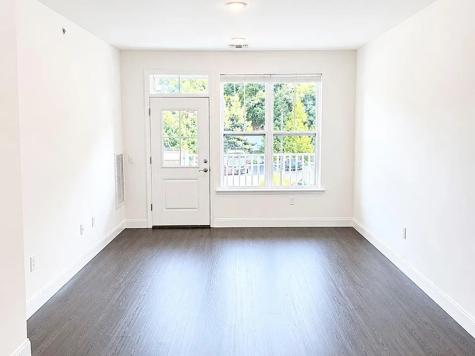 1046 New York Ave #15