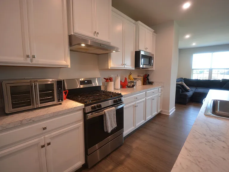 323 E Cochran St — Photo 8