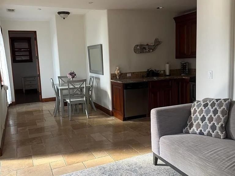 1550 Summit Ave — Photo 3
