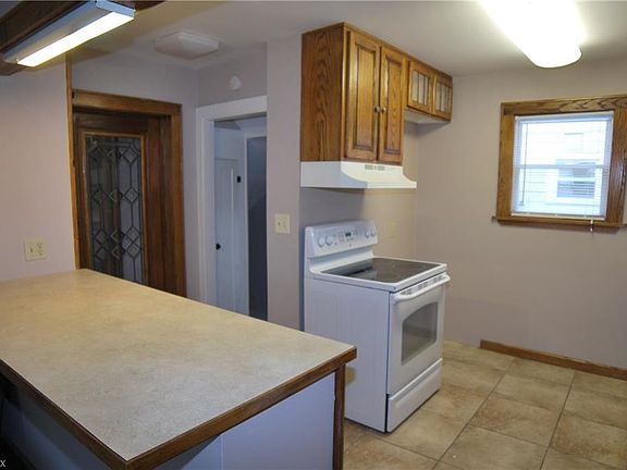 4th image of 371 Mission Dr