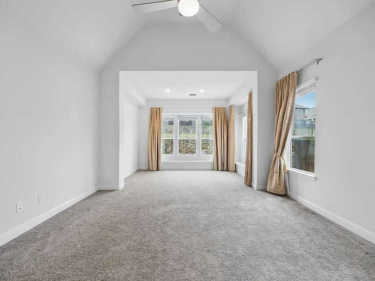 439 Montrose Dr — Photo 12