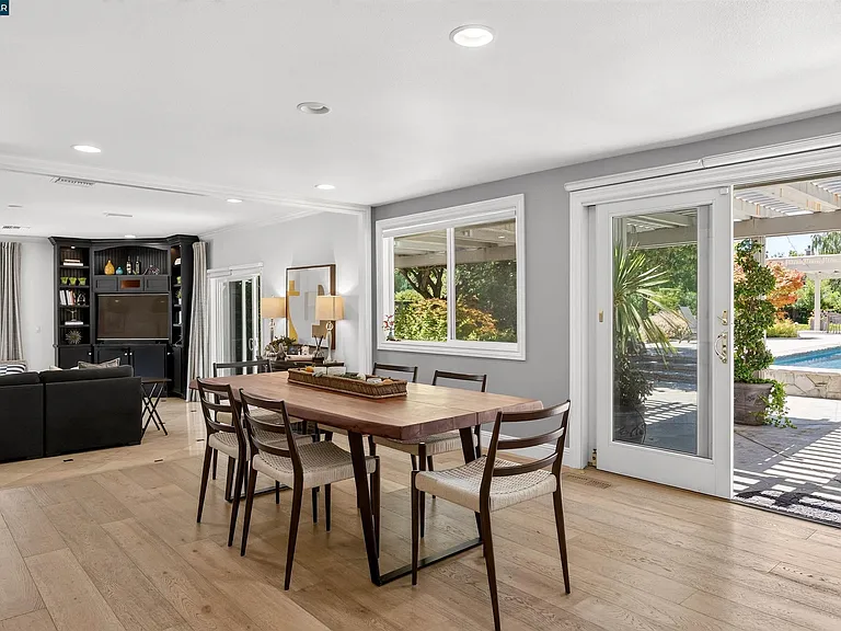 2207 Martin Ave — Photo 44