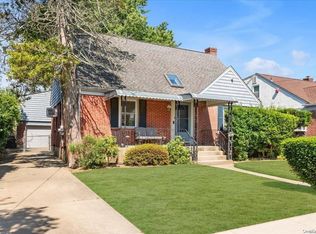 1865 Stewart Ave, New Hyde Park, NY