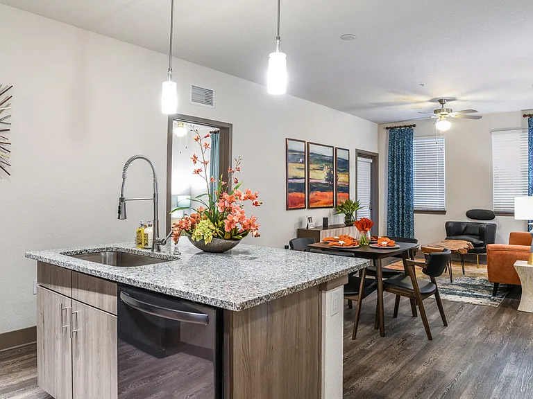 Centre Pointe Apartments — Photo 5