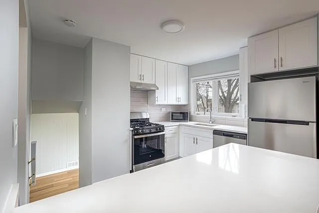 4 bed, 1418 sqft, $4,300 — Photo 3
