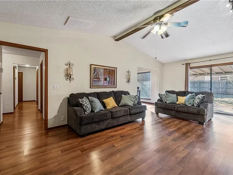 505 Crestview — Photo 13