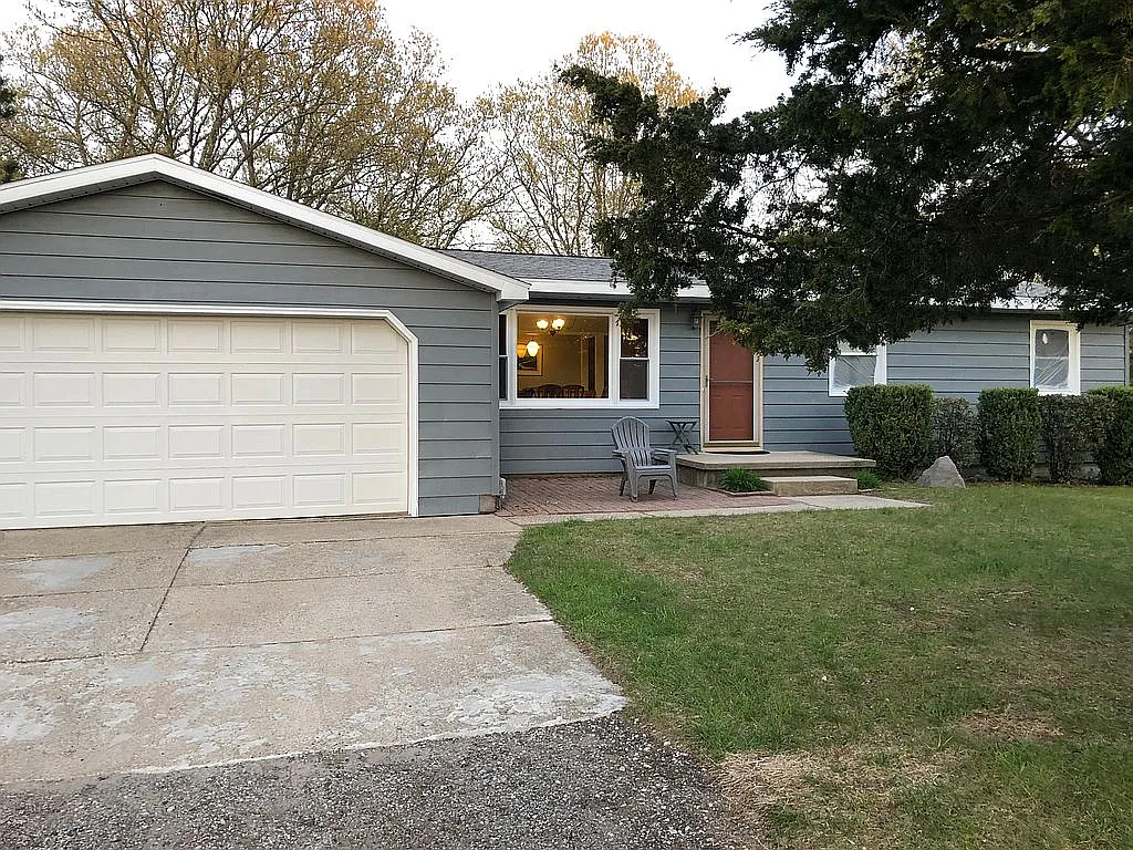 6140 Egypt Valley Ave NE photo 1