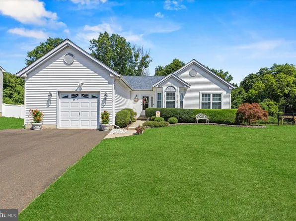 72 Fairway Dr, Langhorne, PA 19047