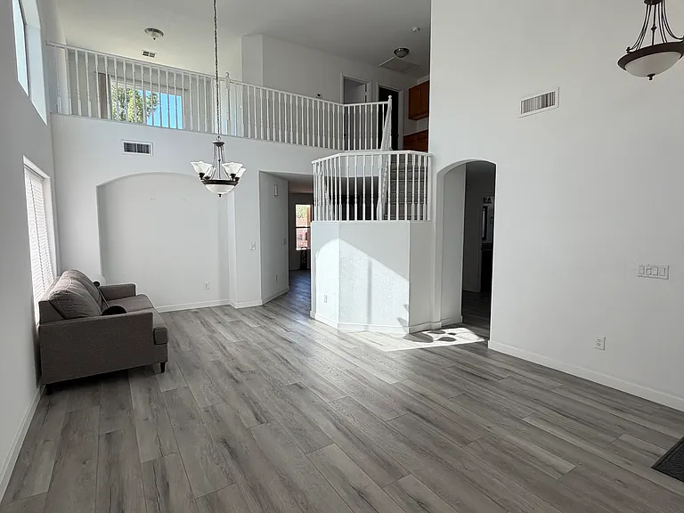 1124 W Laurel Ave — Photo 2