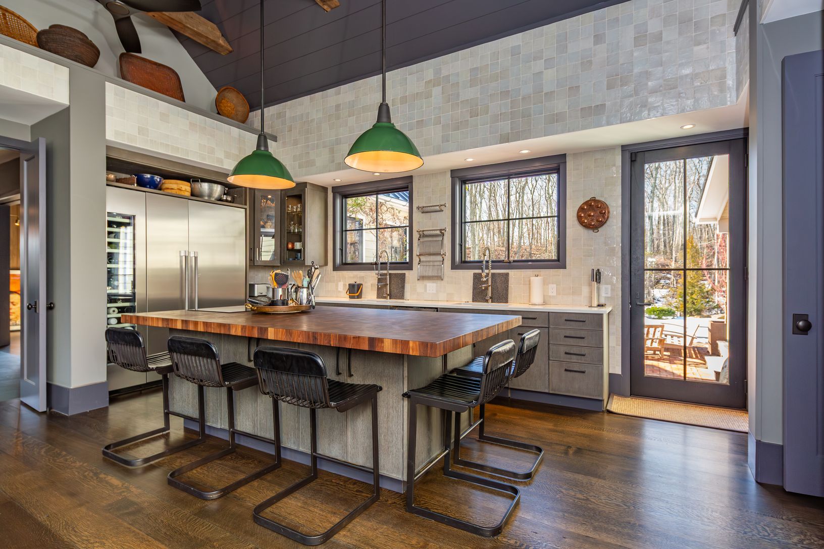  Access to outdoor dining areas