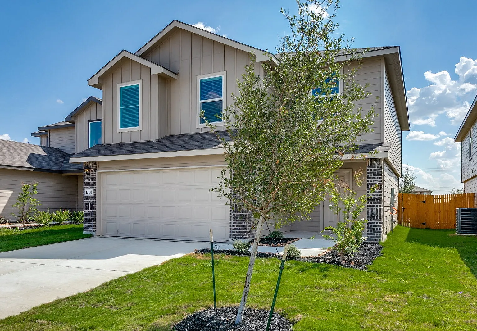 5 bed, 2.5 bath, 1892 sqft, $1,950 — Photo 2