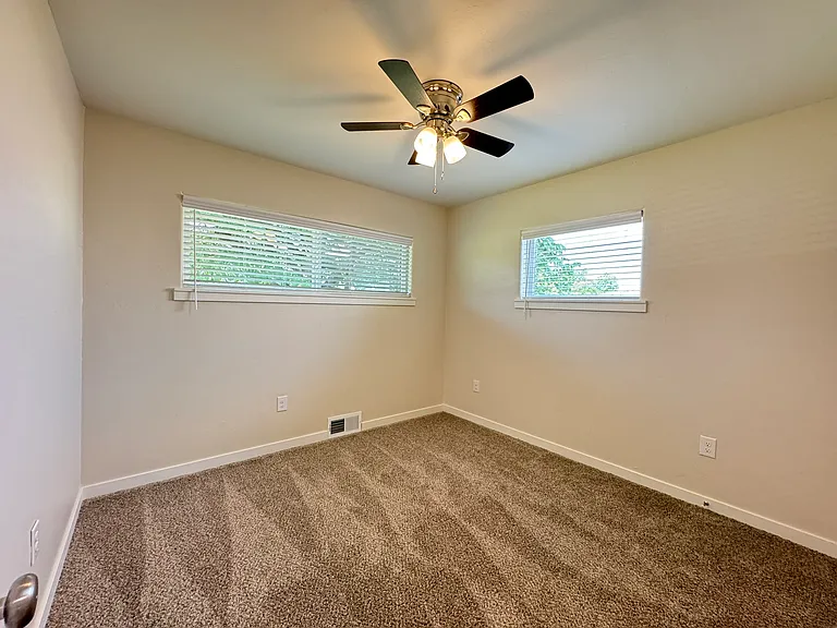 1442 E Broadway St — Photo 31
