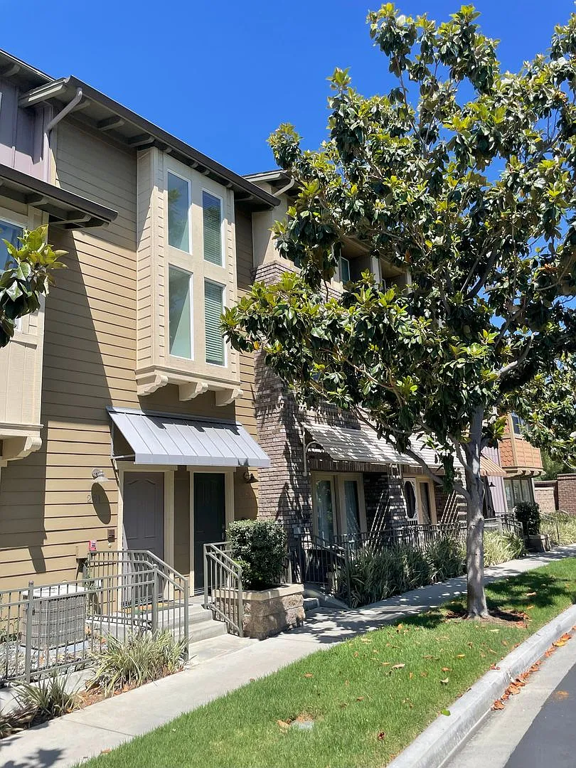 3 Bed + 3.5 Bath + Bonus Room in Tustin Field Townhome — Photo 2