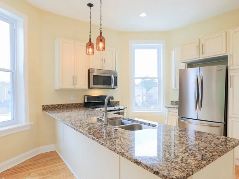 1528 N Campbell Ave — Photo 3