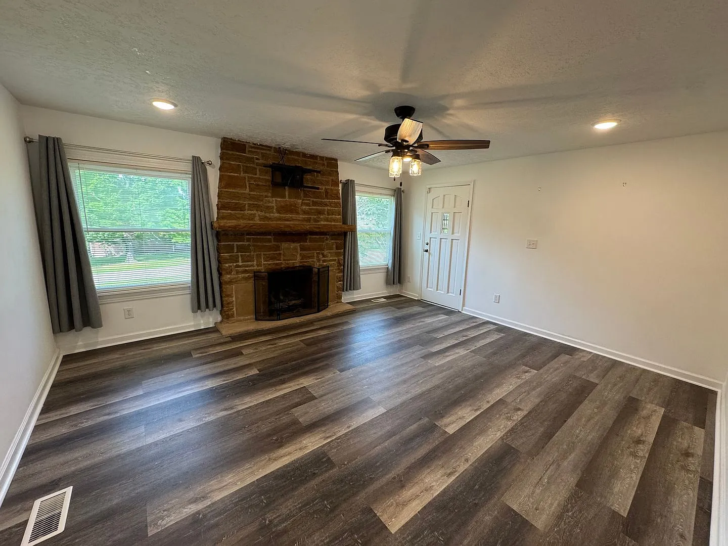 3 Bedroom 2 bath remodeled home — Photo 2