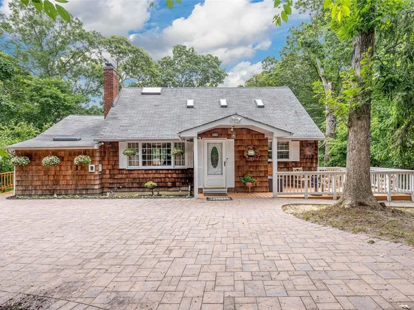 27 W Bartlett Road, Middle Island, NY 11953