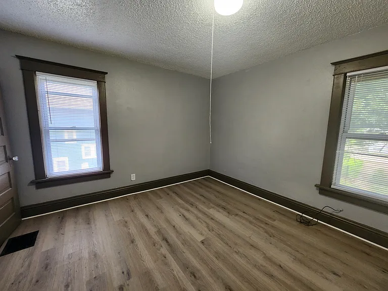 525 Courtland St — Photo 12