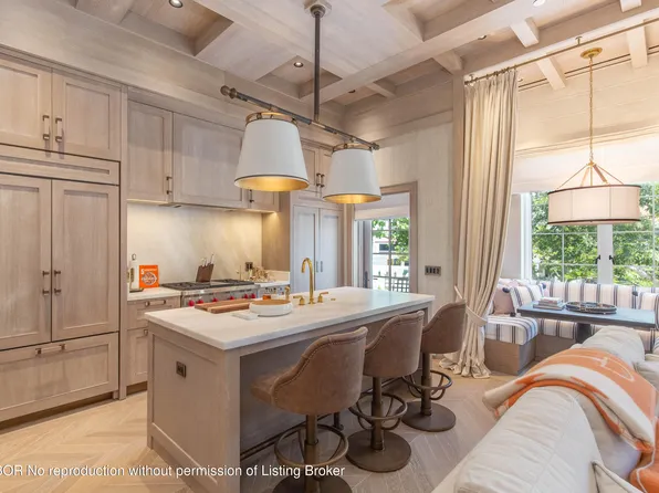 236 Phipps Plz #202, Palm Beach, FL 33480