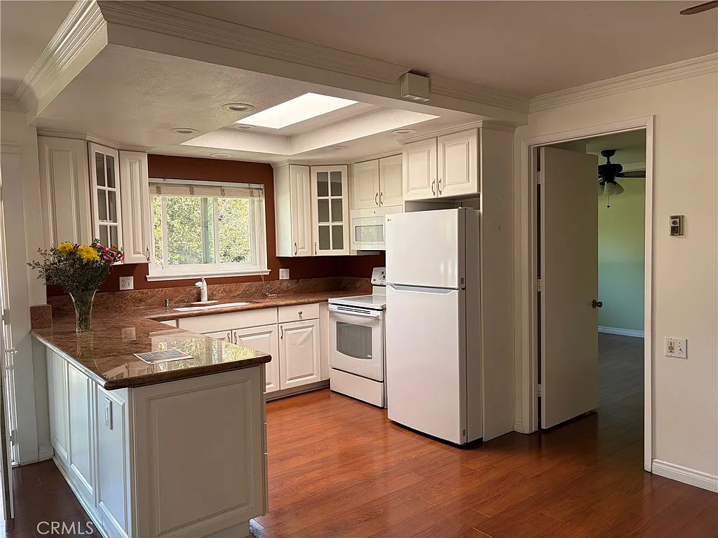 1 bed, 770 sqft, $2,400 — Photo 2