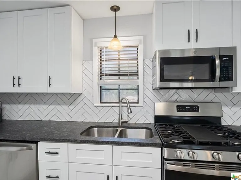 610 Vernon St — Photo 6